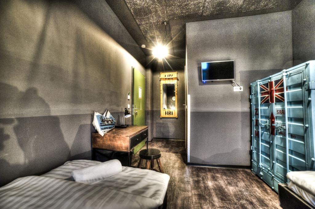 Hostel Am Bahnhof 줄 외부 사진